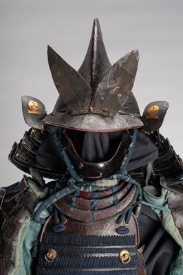 Lot 1301 - A SUIT OF ARMOR WITH EBOSHI KABUTO