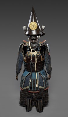 Lot 671 - A SUIT OF ARMOR WITH LARGE EBOSHI KABUTO AND TOKUGAWA MON MAEDATE