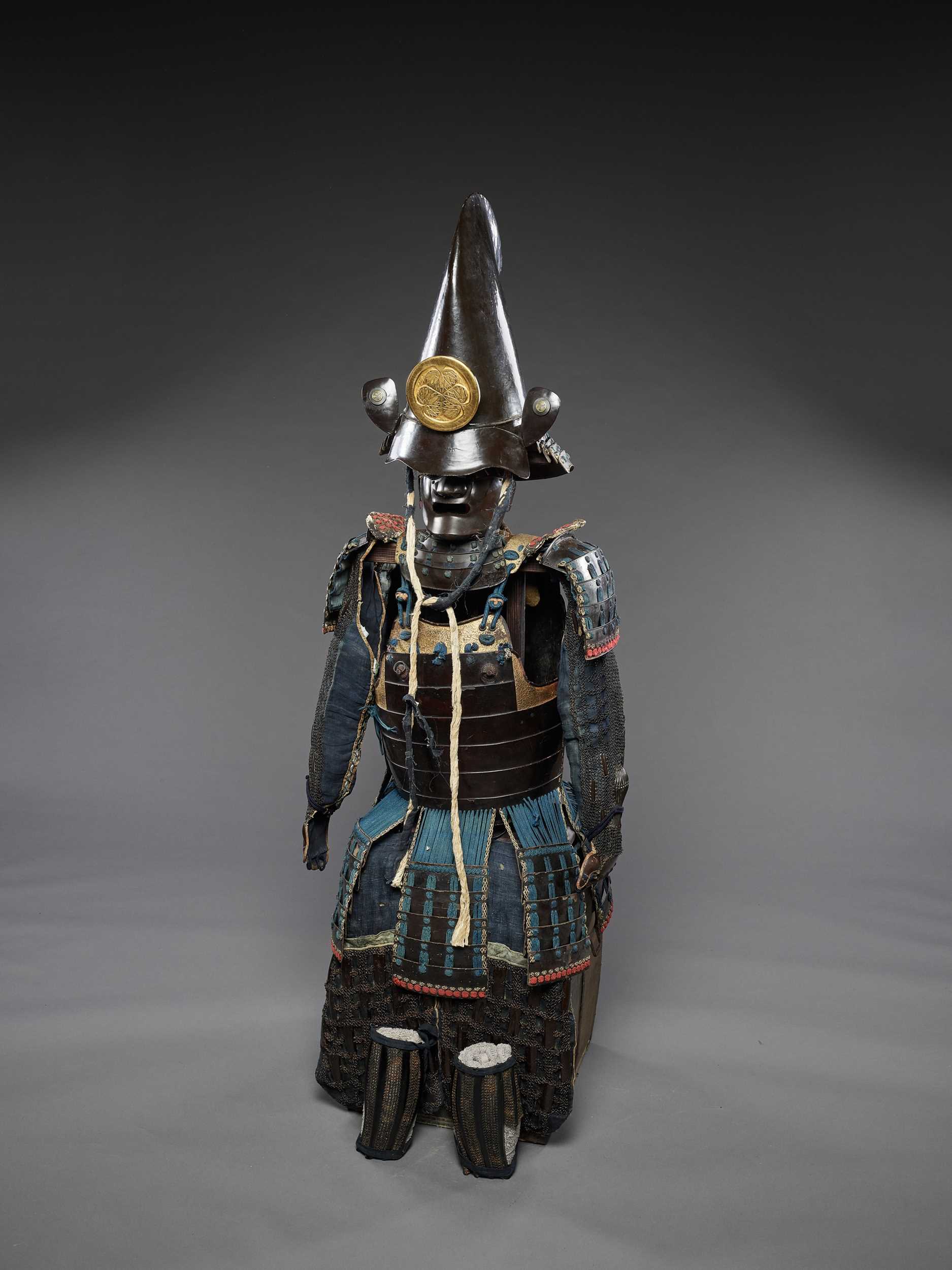 Lot 671 - A SUIT OF ARMOR WITH LARGE EBOSHI KABUTO AND