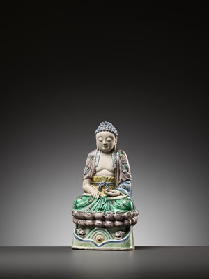 Lot 113 - AN EXCEEDINGLY RARE FAMILLE VERTE BISCUIT FIGURE OF BUDDHA, KANGXI PERIOD