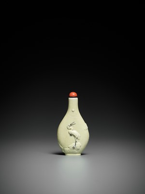 Lot 651 - A MOLDED ‘CRANE’ SNUFF BOTTLE, ATTRIBUTED TO ZHANG MIANYI