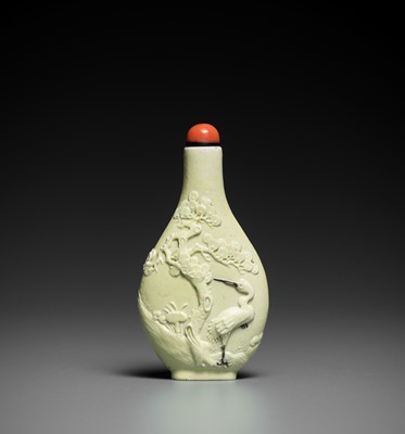 Lot 651 - A MOLDED ‘CRANE’ SNUFF BOTTLE, ATTRIBUTED TO ZHANG MIANYI