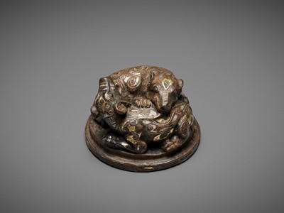 Lot 141 - A GOLD AND SILVER-INLAID ‘FIGHTING BEARS’ BRONZE MAT WEIGHT, WARRING STATES TO HAN DYNASTY