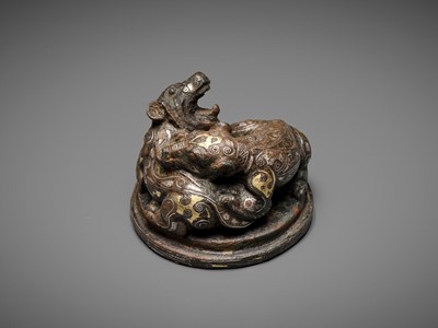 Lot 128 - A GOLD AND SILVER-INLAID ‘FIGHTING BEARS’ BRONZE MAT WEIGHT, WARRING STATES TO HAN DYNASTY