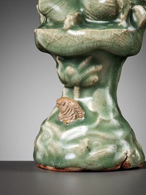 Lot 104 - A LONGQUAN CELADON AND BISCUIT FIGURE OF GUANYIN, YUAN TO MING DYNASTY