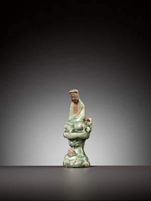 Lot 104 - A LONGQUAN CELADON AND BISCUIT FIGURE OF GUANYIN, YUAN TO MING DYNASTY