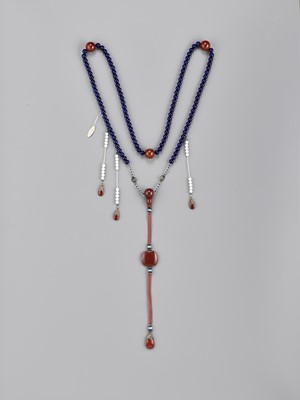 Lot 315 - A LAPIS LAZULI AND JASPER COURT NECKLACE, CHAO ZHU, LATE QING DYNASTY