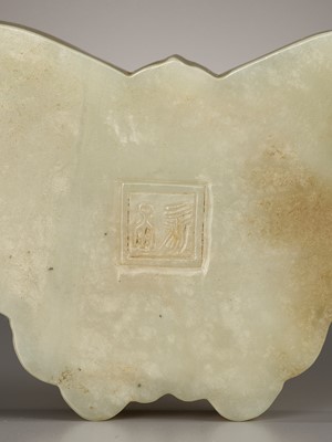 Lot 361 - A PALE CELADON JADE ‘BUTTERFLY’ BOX AND COVER, LATE QING DYNASTY