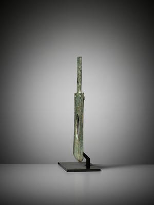 Lot 1 - A RARE AND IMPORTANT BRONZE RITUAL AXE-HEAD, YUE, EARLY SHANG DYNASTY, CIRCA 1500-1400 BC