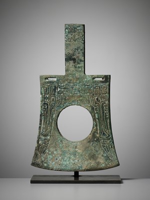 Lot 1 - A RARE AND IMPORTANT BRONZE RITUAL AXE-HEAD, YUE, EARLY SHANG DYNASTY, CIRCA 1500-1400 BC