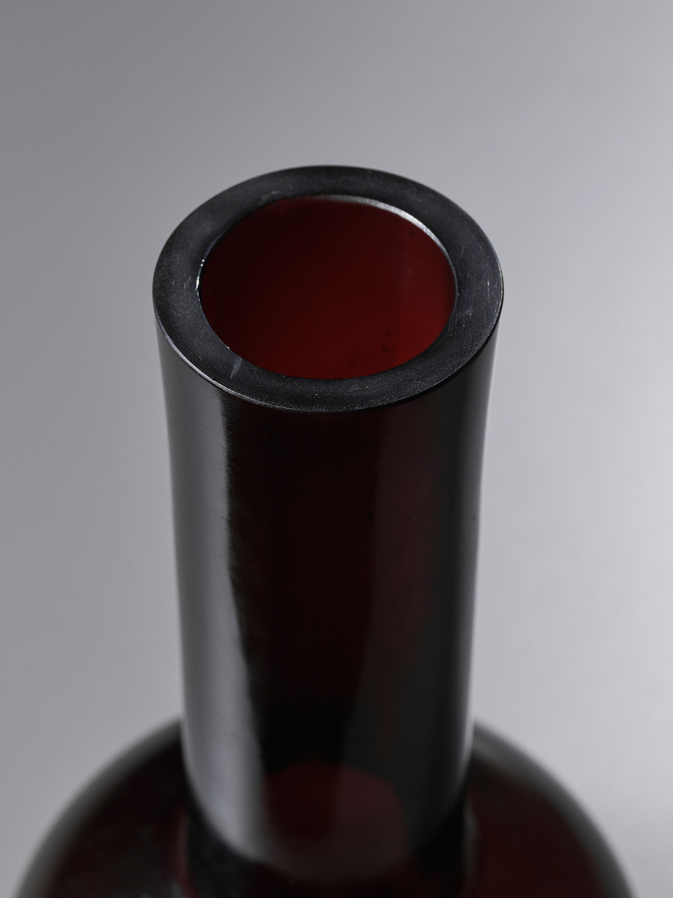 Lot 6 A RUBYRED GLASS BOTTLE VASE, QIANLONG MARK