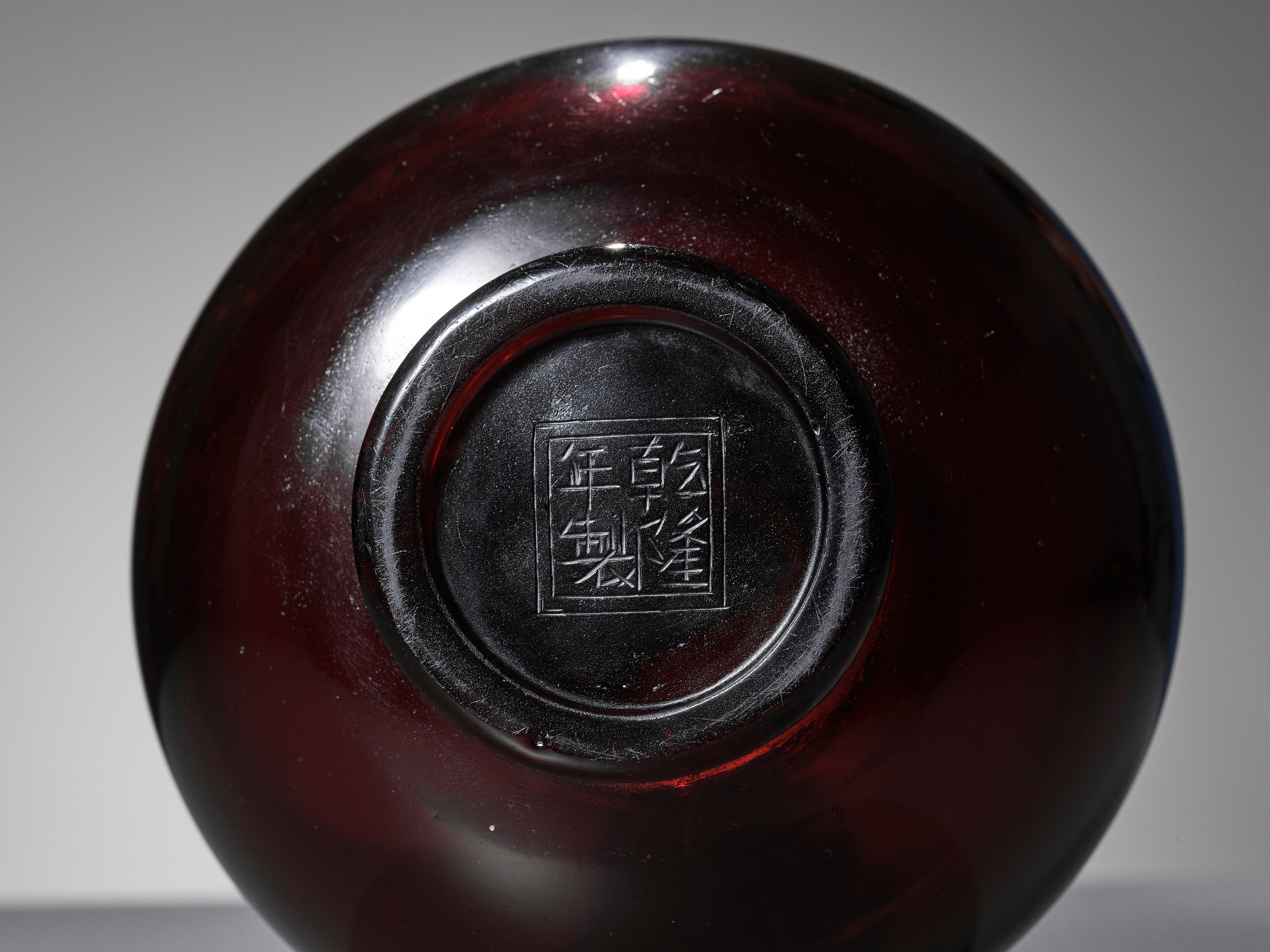 Lot 6 A RUBYRED GLASS BOTTLE VASE, QIANLONG MARK