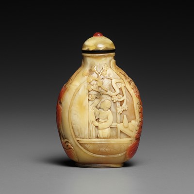 Lot 608 - A RARE HORNBILL ‘COURT LADIES’ SNUFF BOTTLE, EARLY 19TH CENTURY