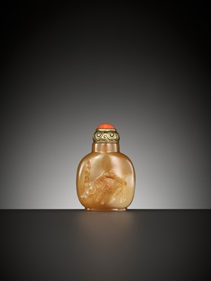 Lot 604 - A CAMEO AGATE ‘TETHERED HORSE’ SNUFF BOTTLE, OFFICIAL SCHOOL, 1750-1850