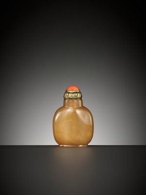 Lot 604 - A CAMEO AGATE ‘TETHERED HORSE’ SNUFF BOTTLE, OFFICIAL SCHOOL, 1750-1850