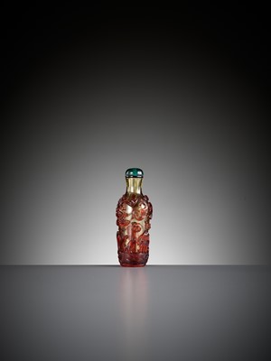 Lot 51 - A RUBY-RED OVERLAY GLASS ‘DRAGON CARP’ SNUFF BOTTLE, QING DYNASTY