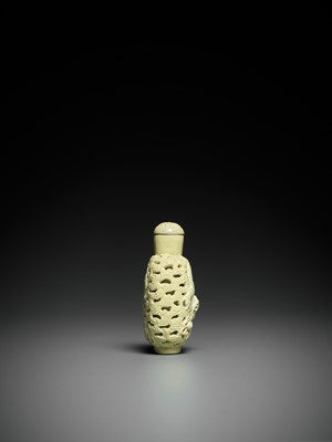 Lot 648 - A CARVED YELLOW-GLAZED ‘DRAGON’ SNUFF BOTTLE, ATTRIBUTED TO WANG BINGRONG