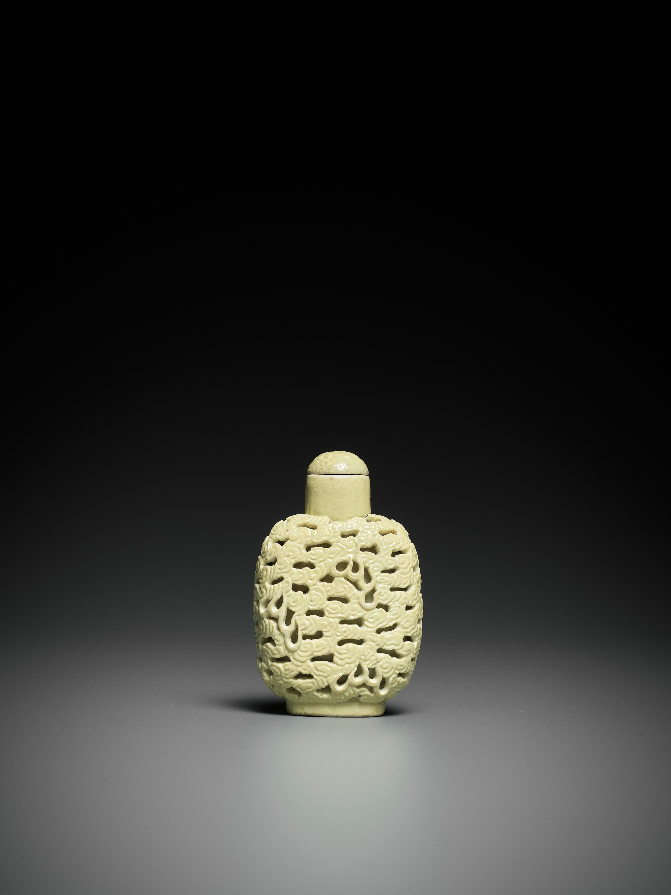 Lot 648 - A CARVED YELLOW-GLAZED 'DRAGON' SNUFF BOTTLE,