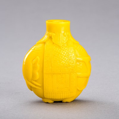 A YELLOW GLASS ‘CAPARISONED ELEPHANT’ SNUFF BOTTLE, c. 1920s