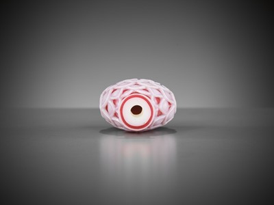 Lot 634 - A SANDWICHED PINK GLASS ‘LOTUS’ SNUFF BOTTLE, QING DYNASTY