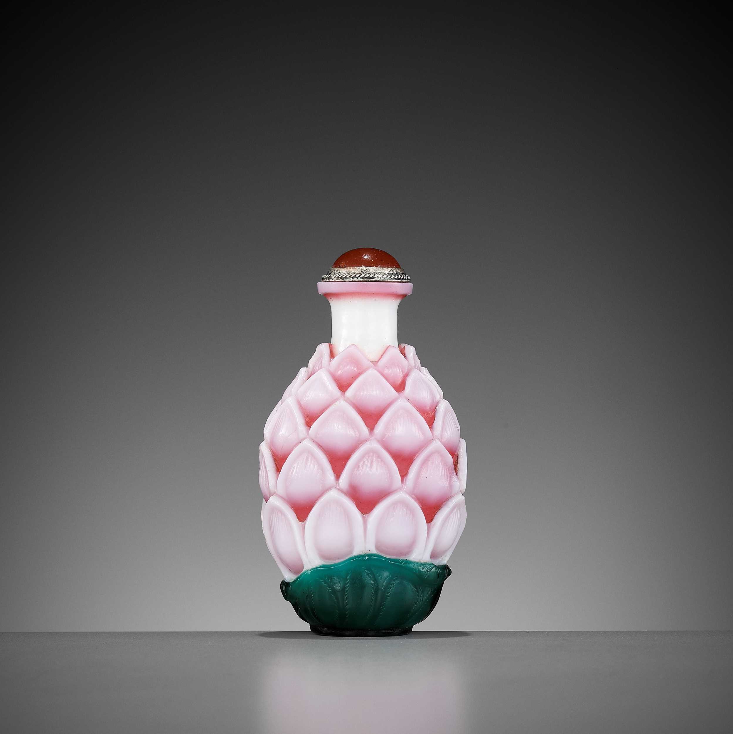 Lot 634 - A SANDWICHED PINK GLASS ‘LOTUS’ SNUFF BOTTLE, QING DYNASTY