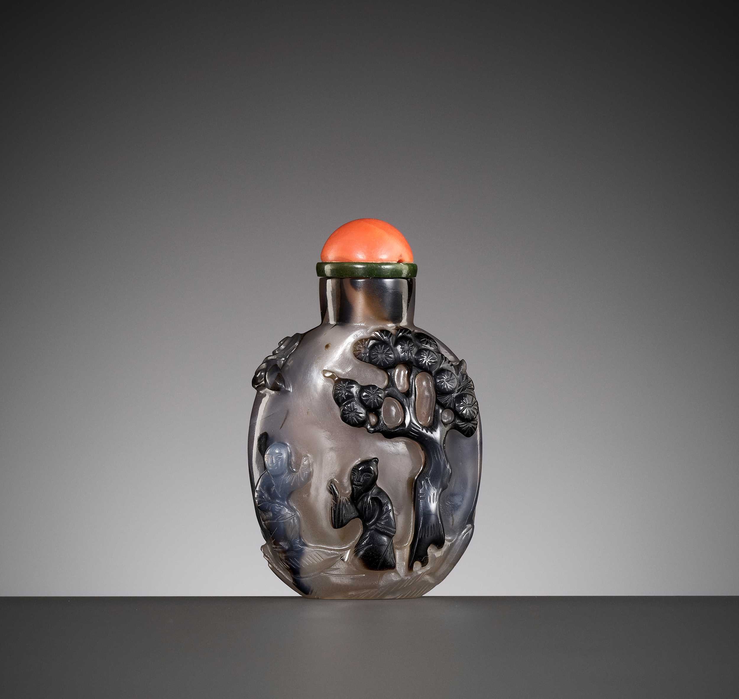 Lot 67 - A CAMEO AGATE SNUFF BOTTLE, OFFICIAL SCHOOL, 1740-1840