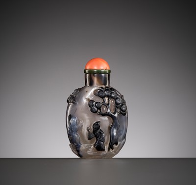 Lot 67 - A CAMEO AGATE SNUFF BOTTLE, OFFICIAL SCHOOL, 1740-1840