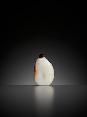 Lot 600 - A WHITE AND RUSSET JADE ‘PEBBLE’ SNUFF BOTTLE, 18TH CENTURY
