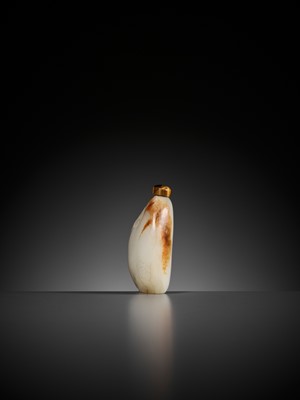 Lot 600 - A WHITE AND RUSSET JADE ‘PEBBLE’ SNUFF BOTTLE, 18TH CENTURY