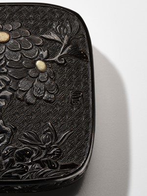 Lot 11 - A RARE TSUIKOKU (CARVED BLACK LACQUER) KOGO (INCENSE BOX) AND COVER WITH CHRYSANTHEMUMS AND POEM
