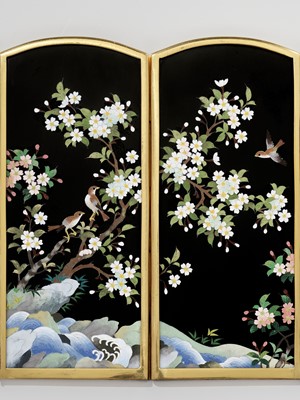 Lot 114 - A FINE CLOISONNÉ FOUR-PANEL TABLE SCREEN DEPICTING BIRDS AND FLOWERS