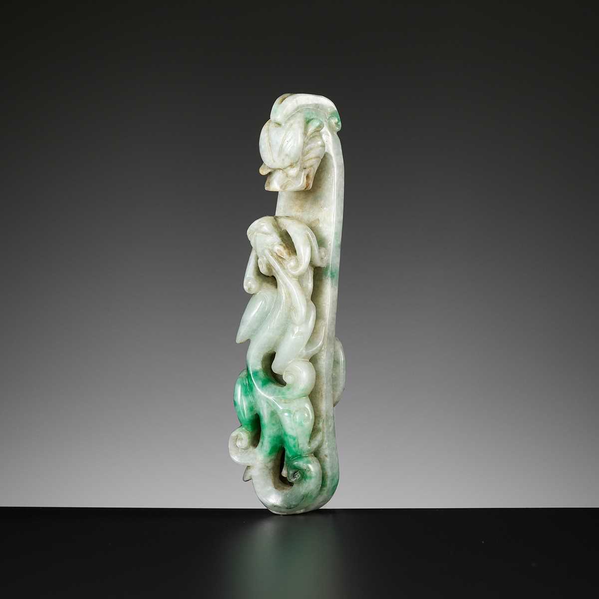 Lot 48 - AN APPLE AND EMERALD GREEN JADEITE ‘CHILONG’ BELT HOOK, LATE QING TO REPUBLIC