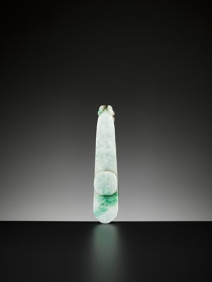 Lot 158 - AN APPLE AND EMERALD GREEN JADEITE ‘CHILONG’ BELT HOOK, LATE QING TO REPUBLIC
