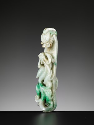 Lot 366 - AN APPLE AND EMERALD GREEN JADEITE ‘CHILONG’ BELT HOOK, LATE QING TO REPUBLIC