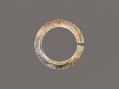 Lot 807 - A JADE COLLARED SLIT-RING, SHANG DYNASTY