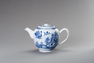 Lot 826 - A BLUE AND WHITE EXPORT PORCELAIN TEAPOT, LATE QING DYNASTY