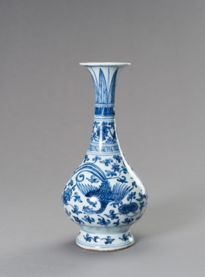 Lot 754 - A BLUE AND WHITE BALUSTER VASE, QING DYNASTY