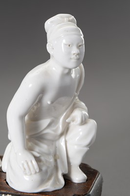 Lot 879 - A DEHUA PORCELAIN FIGURINE OF YUE FEI, REPUBLIC PERIOD