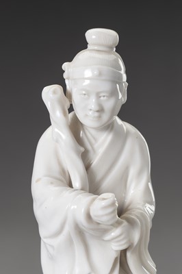 Lot 879 - A DEHUA PORCELAIN FIGURINE OF YUE FEI, REPUBLIC PERIOD