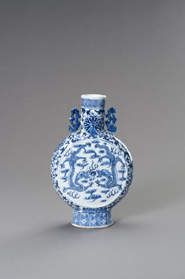 Lot 842 - A BLUE AND WHITE MOONFLASK VASE, 1900s