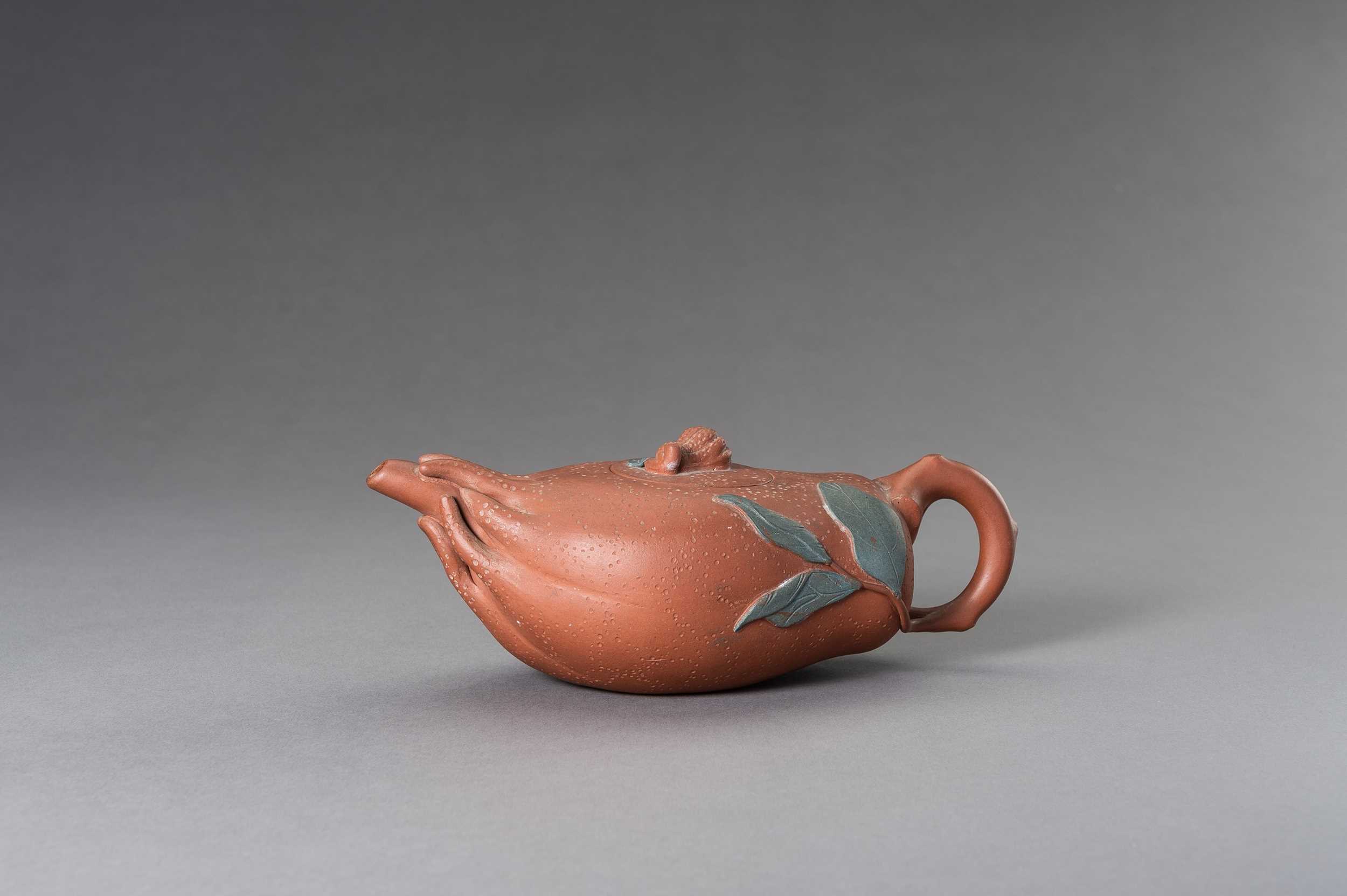 ブッダハンド Lot 947 - A YIXING 'BUDDHA HAND CITRUS' TEAPOT AND