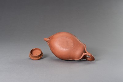 Lot 947 - A YIXING 'BUDDHA HAND CITRUS' TEAPOT AND