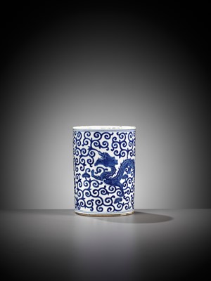 Lot 422 - A BLUE AND WHITE ‘DRAGON’ BRUSHPOT, BITONG, QING DYNASTY