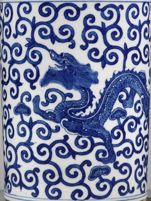 Lot 422 - A BLUE AND WHITE ‘DRAGON’ BRUSHPOT, BITONG, QING DYNASTY