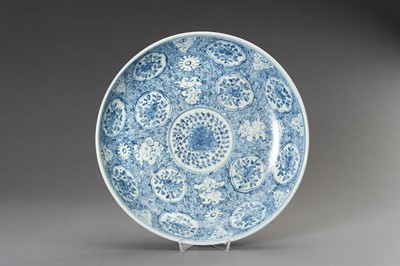 Lot 715 - A BLUE AND WHITE PORCELAIN CHARGER, 15TH CENTURY