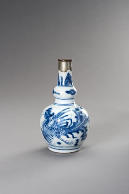 Lot 729 - A SMALL BLUE AND WHITE DOUBLE GOURD WATER SPRINKLER, 17TH CENTURY