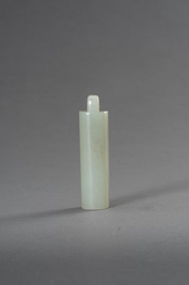 Lot 222 - A PALE CELADON AND RUSSET FEATHER HOLDER PENDANT, 1900s