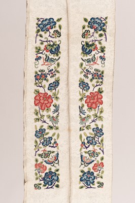 Lot 983 - AN UNCUT ‘AUSPICIOUS FLOWERS’ PAIR OF SILK SLEEVE BANDS, LATE QING DYNASTY
