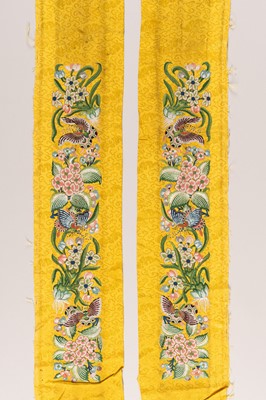 Lot 979 - A PAIR OF YELLOW ‘BUTTERFLIES’ SILK SLEEVE BANDS, LATE QING DYNASTY