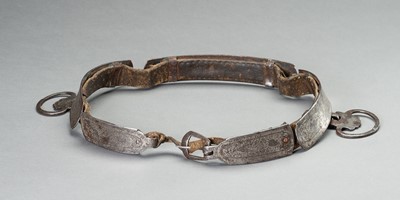 Lot 959 - A SILVER DAMASCENED IRON BELT, QING DYNASTY